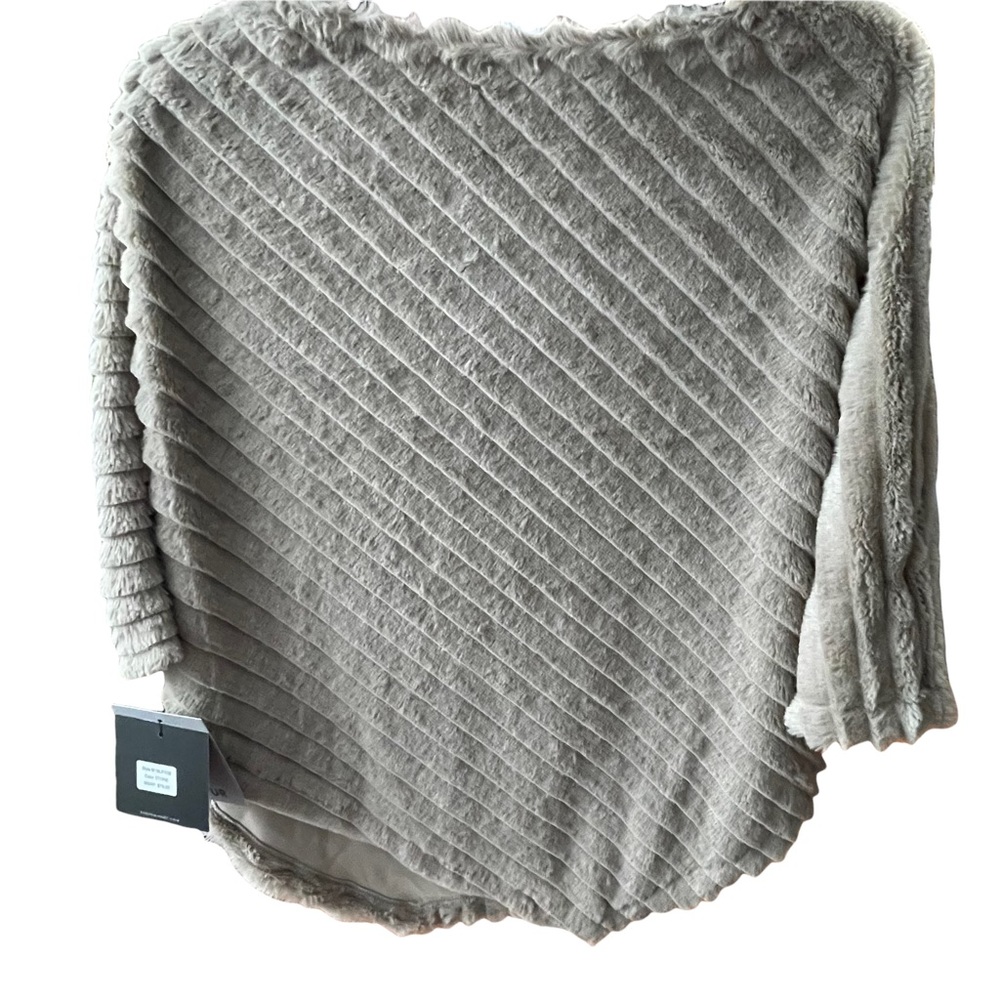 Andrew Marc faux fur poncho size S/M - Picture 4 of 10